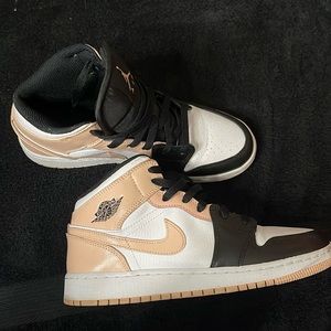 Air jordan 1 mid “crimson tint” .